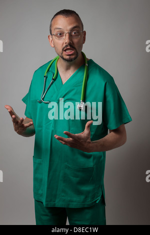 Ritratto di un giovane medico di parlare con divisa verde Foto Stock