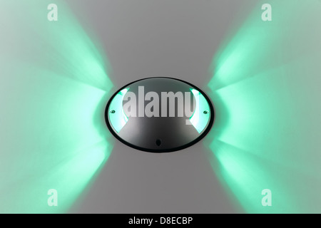 Colore di sfondo con lampadina di illuminazione e uno spazio vuoto per il testo o un oggetto Foto Stock