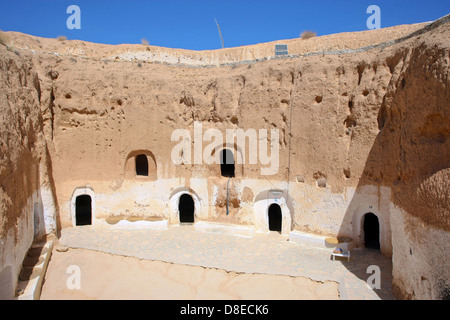 Una delle molte abitazioni - frammento del cortile scavato nella roccia in Matmata, Tunisia Foto Stock