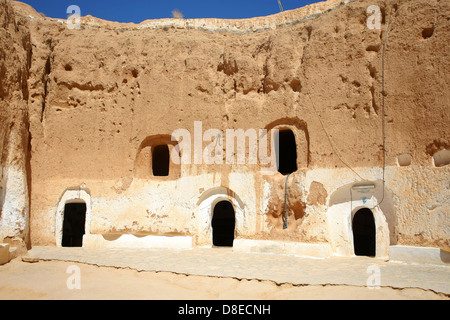 Una delle molte abitazioni - frammento del cortile scavato nella roccia in Matmata, Tunisia. Foto Stock