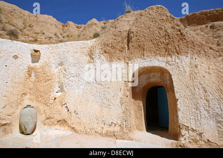 Una delle molte abitazioni - frammento del cortile scavato nella roccia in Matmata, Tunisia Foto Stock