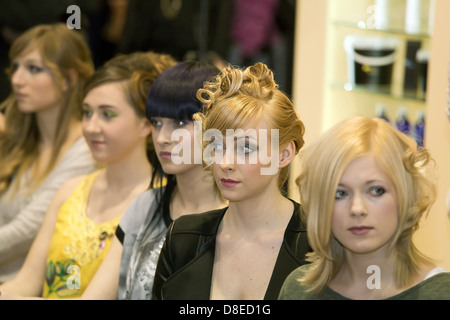 Poznan, Polonia, Modelli pubblicità per il produttore di prodotti per la cura dei capelli Allisia Cerasilk Foto Stock