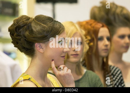 Poznan, Polonia, Modelli pubblicità per il produttore di prodotti per la cura dei capelli Allisia Cerasilk Foto Stock