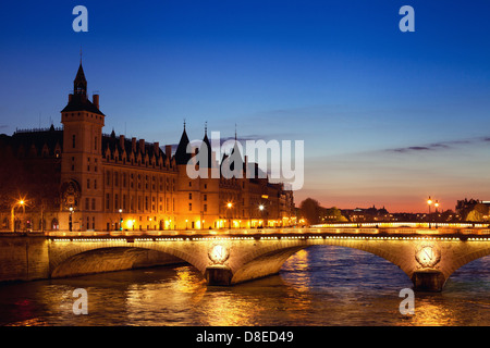 Conciergerie di notte, vista di Parigi, Francia Foto Stock