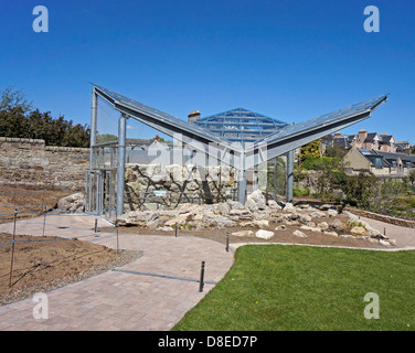 Nuova Casa Alpina accanto a Casa Alpina e un cortile in Royal Botanic Garden Edinburgh Scozia Scotland Foto Stock