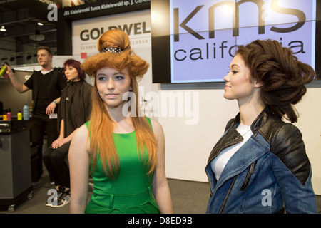 Poznan, Polonia, modelli di capelli da diversi costruttori pubblicizzare per la lacca Foto Stock