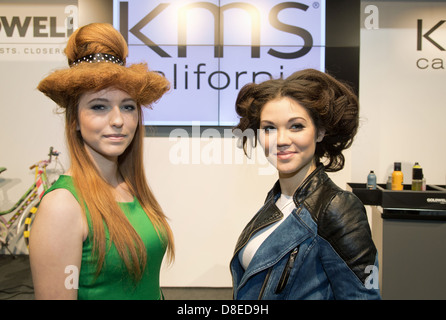 Poznan, Polonia, modelli di capelli da diversi costruttori pubblicizzare per la lacca Foto Stock