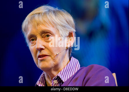 Stella Rimingthon ex capo di MI5 parlando i suoi romanzi e il ruolo del servizio di sicurezza del Woolwich omicidio al The Telegraph Hay Festival 2013 Hay on Wye Powys Wales UK Credit: Jeff Morgan/Alamy Live News Foto Stock