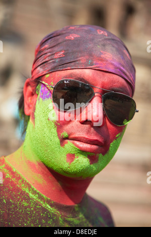 Uomo nepalese celebrare Holi festival, Bhaktapur (Patrimonio Mondiale dell'UNESCO), la valle di Kathmandu, Nepal Foto Stock