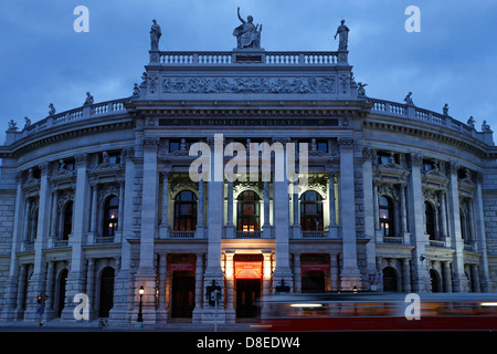 Il tram che passa il Hofburgtheater di notte, Vienna, Austria Foto Stock