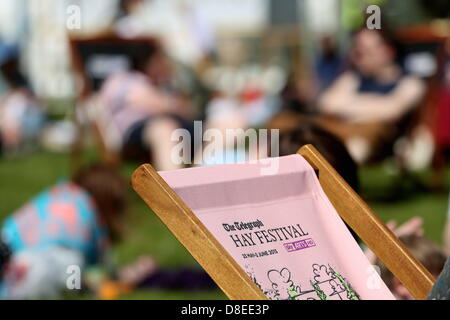 Hay on Wye, Regno Unito. Domenica 26 maggio 2013 nella foto: un festival di fieno sdraio sulla sede di verde. Re: Il Telegraph Hay Festival, Hay on Wye, POWYS, GALLES. Credito: D Legakis/Alamy Live News Foto Stock