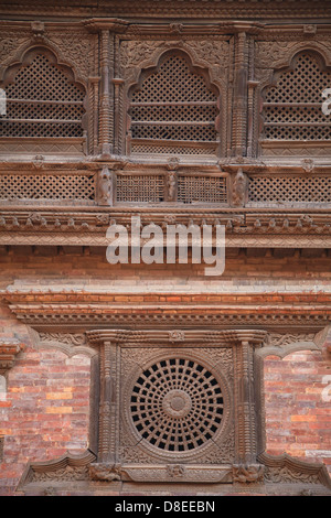 Architettura Newari del museo di scultura, Tachupal Tole, Bhaktapur (Patrimonio Mondiale dell'UNESCO), la valle di Kathmandu, Nepal Foto Stock