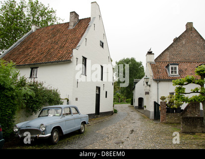 Simca Oldtimer parcheggiato in strada a Thorn, un borgo medievale nella provincia olandese del Limburgo. Paesi Bassi. Foto Stock