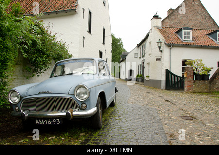 Simca Oldtimer parcheggiato in strada a Thorn, un borgo medievale nella provincia olandese del Limburgo. Paesi Bassi. Foto Stock