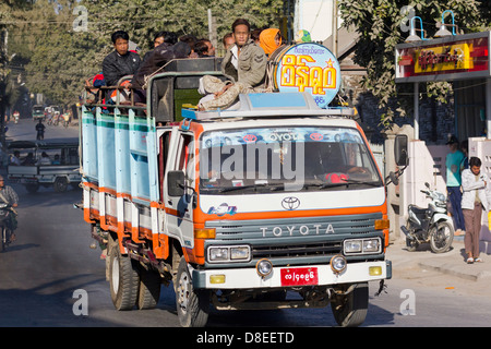 Caotico traffico stradale sulle strade di Mandalay, Myanmar 5- camion premuto in servizio per il trasporto pubblico Foto Stock