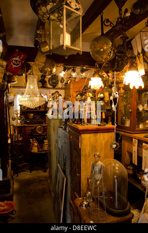 Vintage merce in una seconda mano negozio di antiquariato in Olanda. Nel bianco lavato villaggio di Thorn. Il Limburgo. Foto Stock