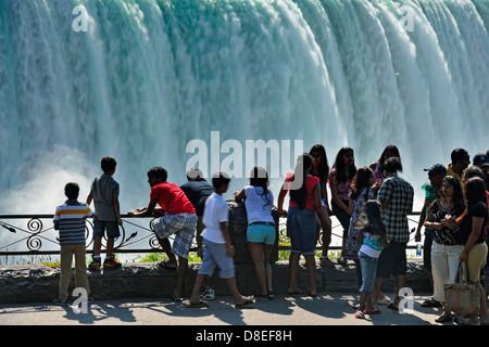 I turisti si riuniscono per visualizzare la Canadian Falls Cascate del Niagara Ontario Canada Foto Stock