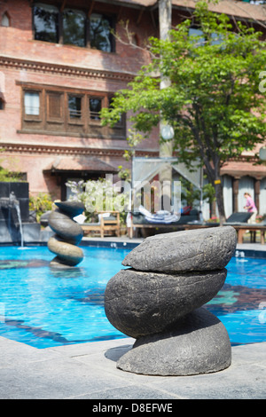 Piscina in un parco di Dwarika's Hotel, Kathmandu, Nepal Foto Stock