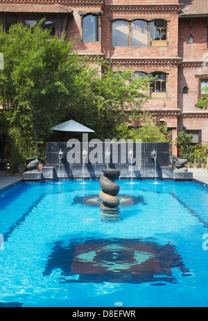 Piscina in un parco di Dwarika's Hotel, Kathmandu, Nepal Foto Stock