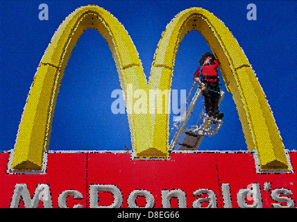 Detroit, Michigan - un lavoratore ripara un McDonald's "Golden Arches segno. Foto Stock