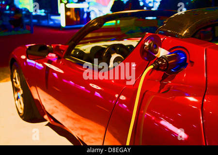 Detroit, Michigan - La Tesla Roadster elettrica veicolo sul display al North American International Auto Show. Foto Stock