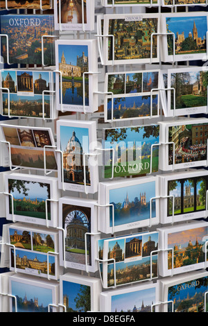 Cartoline in rack in vendita a Oxford, Oxfordshire UK nel mese di maggio Foto Stock