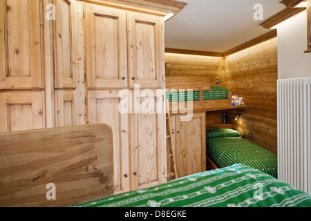 Stanza dei ragazzi in cottage alpino realizzato in legno di pino Foto Stock