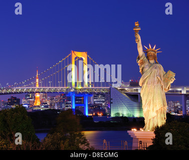 Statua della Libertà, il Rainbow Bridge e la Torre di Tokyo come si vede da Odaiba in Tokyo, Giappone. Foto Stock