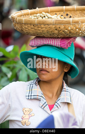 Ritratto di una donna di mercato in Phnom Penh Cambogia Foto Stock