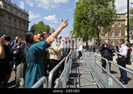 Londra, Regno Unito. Il 27 maggio 2013. I membri di unirsi contro il fascismo gridare a difesa inglese League Supporters. Credit:Rob Pinney /Alamy Live News Foto Stock