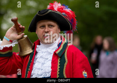 Turton, Lancashire, Regno Unito il 27 maggio 2013. Darryl Counsell 46, Sheffield Town Crier presso l'annuale e tradizionale fiera di primavera tenutosi a motivi di 600-anno-vecchio Turton Tower. Il caso risale a più di 200 anni, ma è andato in declino nei primi anni del XX secolo. Essa è stata rilanciata nel 2008 dagli amici di Turton Tower. Foto Stock