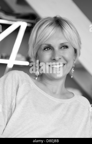 Fiducioso ritratto di donna Foto Stock