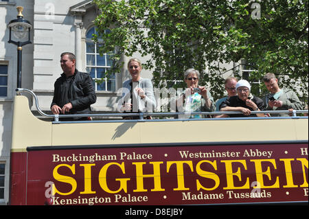 Whitehall, Londra, Regno Unito. Il 27 maggio 2013. Il Bus panoramico è temporaneamente bloccato su Whitehall come l'EDL marzo provoca il caos. La dimostrazione di EDL richiesto dalla morte del batterista Lee Rigby e una dimostrazione di contatore di causare caos su Whitehall come essi si muovono verso Downing Street. Foto Stock
