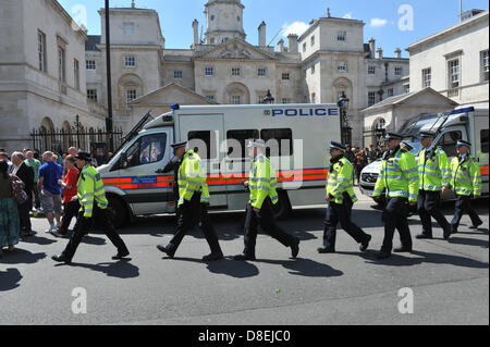 Whitehall, Londra, Regno Unito. Il 27 maggio 2013. Una pesante prescence di polizia su Whitehall fuori Horseguards come l'EDL marzo avviene. La dimostrazione di EDL richiesto dalla morte del batterista Lee Rigby e una dimostrazione di contatore di causare caos su Whitehall come essi si muovono verso Downing Street. Foto Stock