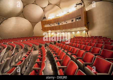 Un'immagine dei posti a sedere dell'auditorium presso la sede della CIA a Langley, Virginia. L'architettura moderna e la disposizione dei posti a sedere mettono in risalto il design e la funzione dell'edificio come struttura governativa. Foto Stock