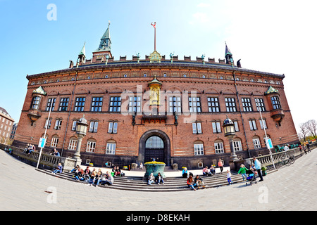 Il Municipio di Copenaghen (Kobenhavns Radhus) è la sede del consiglio comunale, come pure il Sindaco del Comune di Copenaghen, Danimarca e situato nel centro di Copenhagen. L'edificio attuale fu inaugurata nel 1905.It è nota per la sua alta e sottile torre dell'orologio. Foto Stock