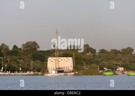 Osservatorio solare su una piccola isola al Fateh Sagar lake in Udaipur in India. Si tratta di Fateh Sagar Lago con alberi sulla riva Foto Stock