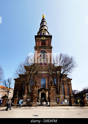 Vor Frelsers Kirke è una chiesa barocca di Copenhagen, Danimarca. È famoso per la sua guglia cavatappi con un avvolgimento esterno scalinata e il suo carillon, che è il più grande in Europa Settentrionale.La Chiesa del nostro Salvatore è situato a Christianshavn, sull'isola di Amager nella capitale della Danimarca. Foto Stock