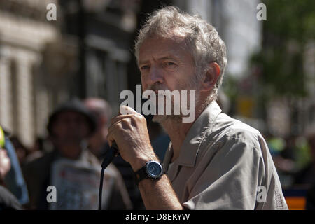 Londra, Regno Unito. 27 Maggio, 2013. Jeremy Corbyn MP indirizzi Unite contro il fascismo sostenitori come essi contro-protesta della Difesa inglese della Lega anti-Musulmano dimostrazione esterna di Downing Street. Credito: Paolo Davey/AlamyLive News Foto Stock