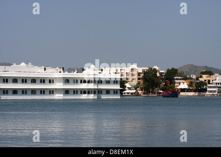 Taj Lake Palace hotel e Leela Palace sulla riva del Lago Pichola. Il Lake Palace si trova nel centro del lago e Leela sulla riva Foto Stock