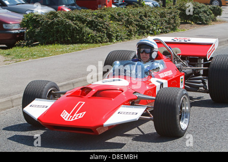 John Surtees OBE alla giornata di divertimento in Edenbridge con il suo TS7 una vettura di Formula 1 che egli ha spinto anche per la gioia dei curiosi. Foto Stock