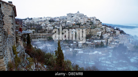 Gordes in inverno, Provence-Alpes-Côte d'Azur, in Francia, in Europa Foto Stock