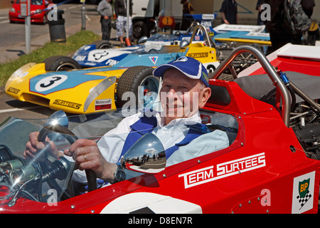 John Surtees OBE alla giornata di divertimento in Edenbridge con il suo TS7 una vettura di Formula 1 che egli ha spinto anche per la gioia dei curiosi. Foto Stock