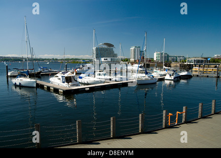 St Davids Spa e hotel e barche ormeggiate nella baia di Cardiff, Cardiff, Galles del Sud, Regno Unito. Foto Stock