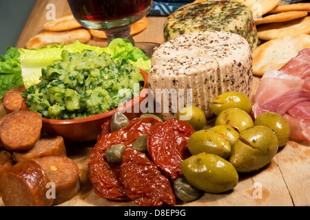 Un colorato piatto di antipasti Maltese. Foto Stock