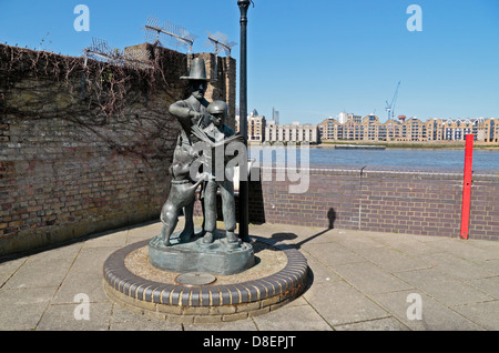 'Sunshine settimanale e i pellegrini Pocket' riverside scultura su Thames Path in Rotherhithe, Bermondsey, London, SE16, UK. Foto Stock