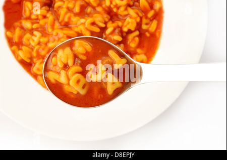 La pasta in ordine alfabetico e numero pasta in salsa di pomodoro Foto Stock