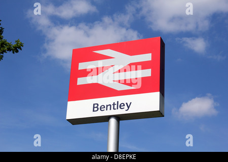 Stazione di Bentley, sull'Alton per London Waterloo a sud ovest linea di treni. Hampshire England Regno Unito. Foto Stock