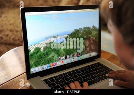 Un 8 anno vecchio ragazzo giocando minecraft sul suo computer Apple IPAD nella sua camera da letto a casa. Foto Stock