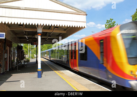 Stazione di Bentley, sull'Alton per London Waterloo a sud ovest linea di treni. Hampshire England Regno Unito. Foto Stock